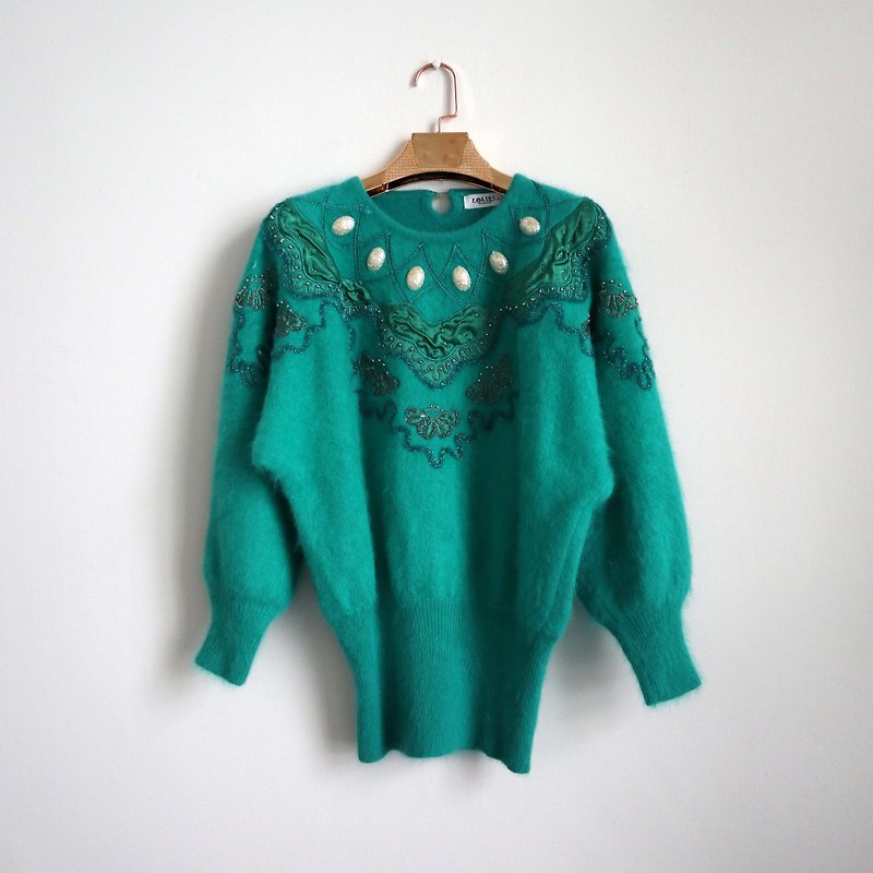 Pumpkin Vintage. Ancient green hand-embroidered beads ornate rabbit fur pullover sweater - สเวตเตอร์ผู้หญิง - วัสดุอื่นๆ สีเขียว