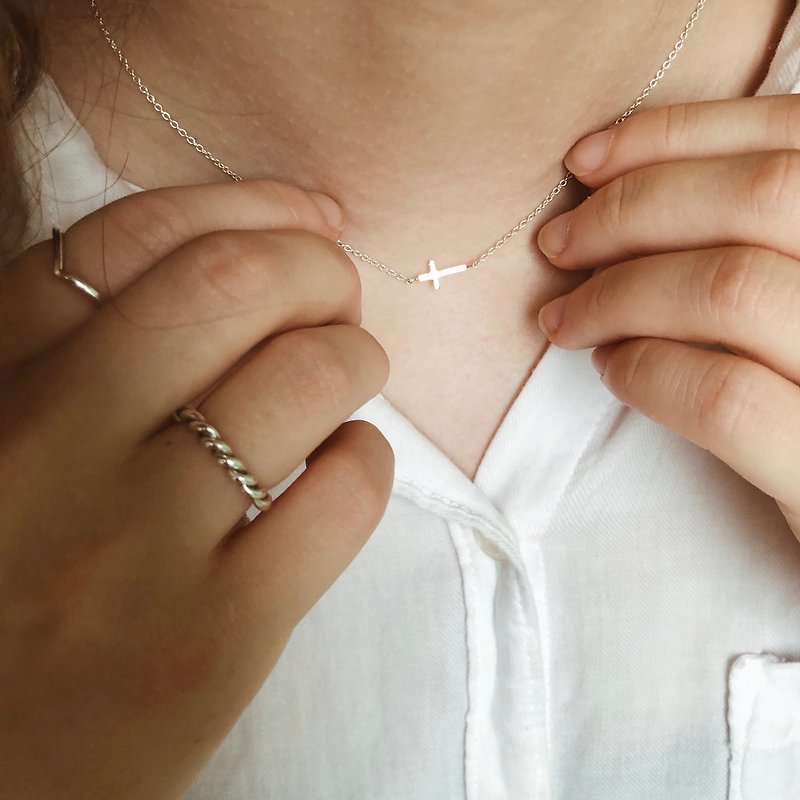 Spot [side cross] 925 sterling silver classic one-piece texture sterling silver cross - สร้อยคอ - เงินแท้ สีเงิน