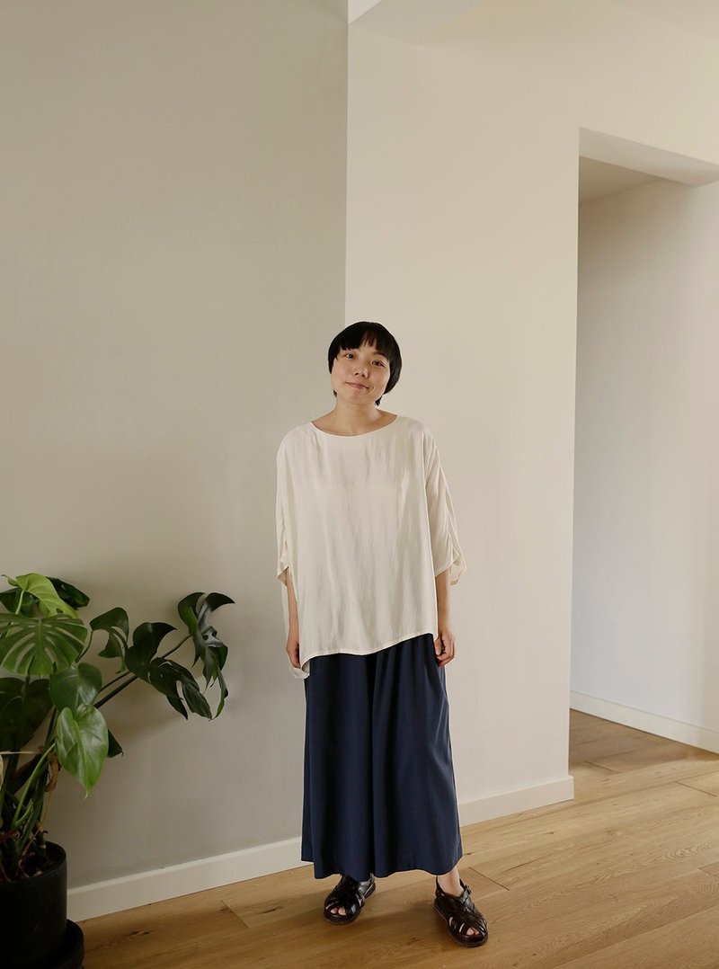 輕盈夏日 奶白色銅氨絲 超寬鬆上衣五分袖罩衫 - 女上衣/長袖上衣 - 其他人造纖維 