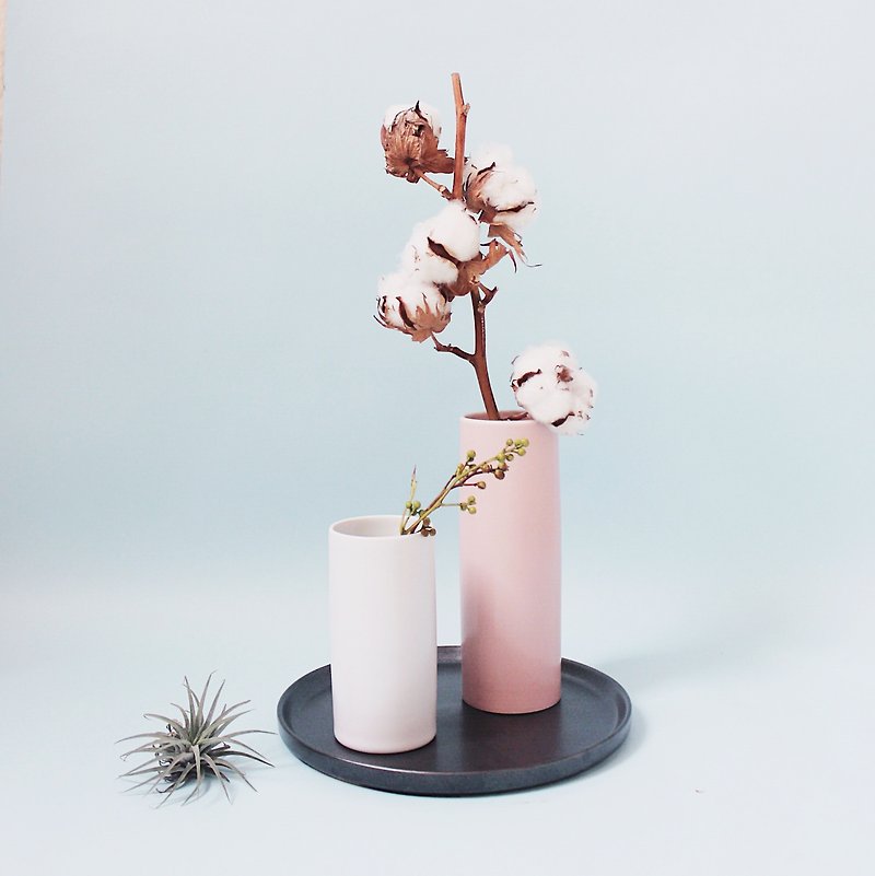 簡約北歐風花器－Straight Cylinder M 嫩粉色 - 花瓶/陶器 - 瓷 粉紅色