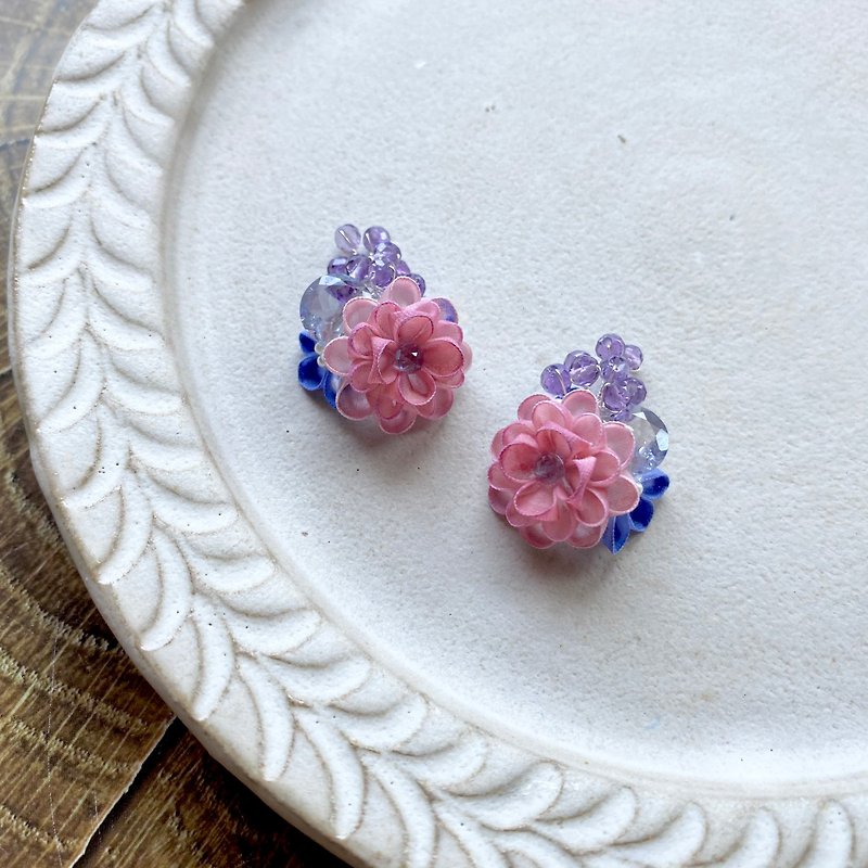 Ear accessories like a bouquet of blue topaz and knob-crafted flowers - Earrings & Clip-ons - Semi-Precious Stones Pink
