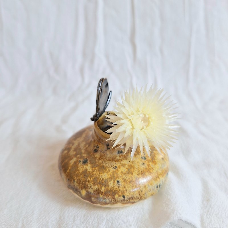 イトトンボの乾燥花瓶 磁器の花瓶にはドライフラワーが入っています - 花瓶・植木鉢 - 磁器 