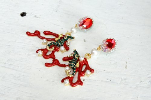 TIMBEE LO shop 仿紅珊瑚金屬海馬耳環 珍珠氣泡海洋世界