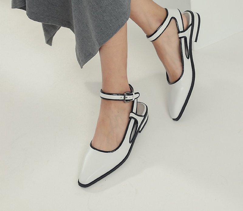 Jumping color frame line around the ankle leather flat shoes black and white - Sandals - Genuine Leather White