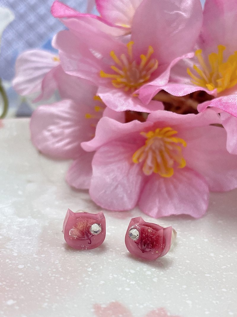 艾莉兒手作//喵喵貓咪造型樹脂永生花水鑽耳針式耳環 - 耳環/耳夾/耳骨夾 - 樹脂 粉紅色