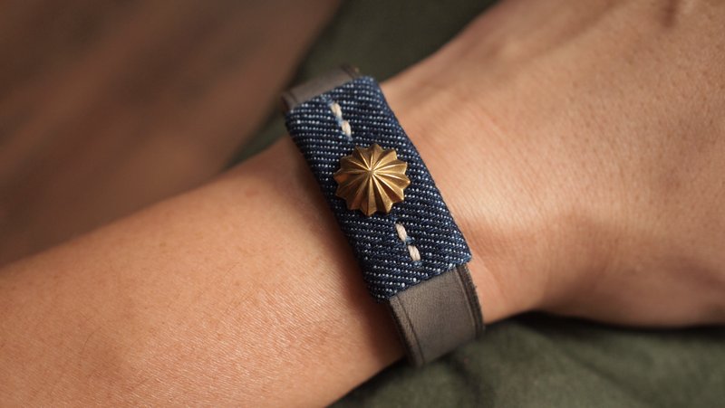 Denim Daisy Buckle Leather Strap - สร้อยข้อมือ - หนังแท้ สีเทา