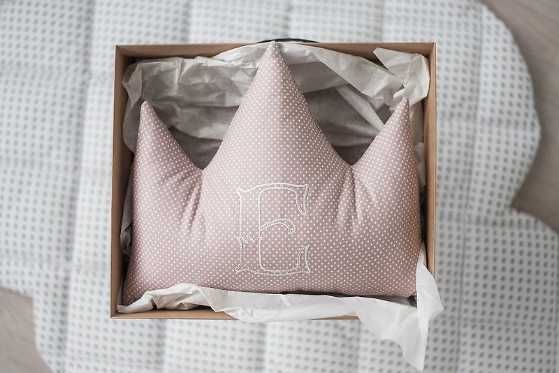Pastel crown pillow with custom letter, personalized baby gift - ของขวัญวันครบรอบ - ผ้าฝ้าย/ผ้าลินิน 