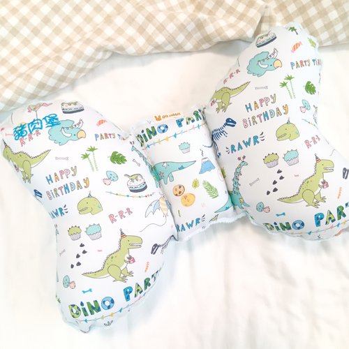 QQ rabbit 手工嬰幼兒精品 彌月禮盒 免費繡名字。恐龍派對。蝴蝶枕 推車枕 嬰兒枕 寶寶枕