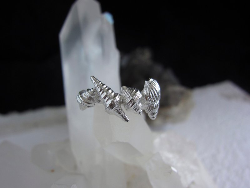 Small conch shells sitting in a row 925 Silver handmade Silver open ring - แหวนทั่วไป - เงินแท้ สีเงิน