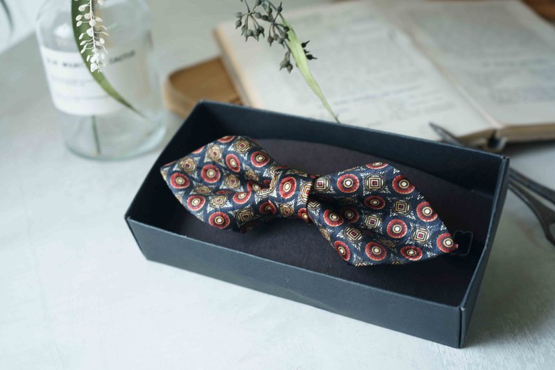 Antique tie transformed into handmade bow tie-Welcome to Budapest-Pop style geometric print - หูกระต่าย/ผ้าพันคอผู้ชาย - เส้นใยสังเคราะห์ สีแดง