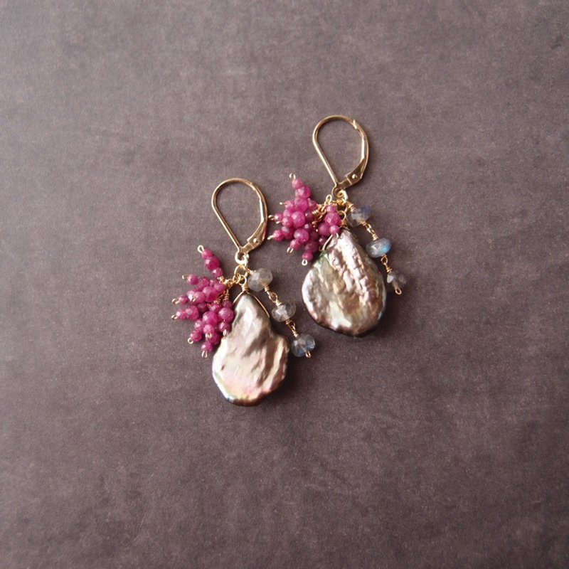 【K14gf】Petal Pearl × Ruby Lazuli Earrings ぺタルパール×ルビー フレンチピアス - 耳環/耳夾/耳骨夾 - 寶石 粉紅色