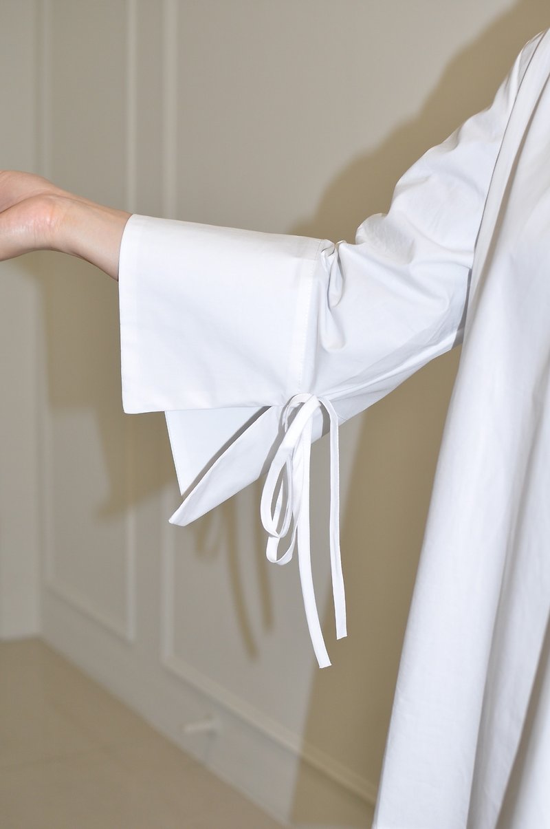 Flat 135 X 台灣設計師系列 九分袖白色襯衫寬鬆版型 袖口綁帶 - 女襯衫 - 聚酯纖維 白色