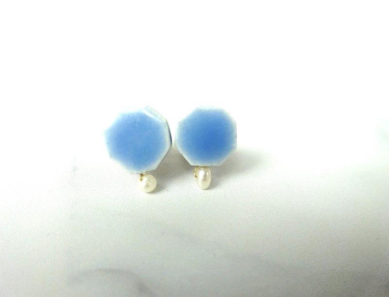 小さな六角 と小さな淡水パールの陶pierce  /earring ・水色 - 耳環/耳夾/耳骨夾 - 陶 藍色