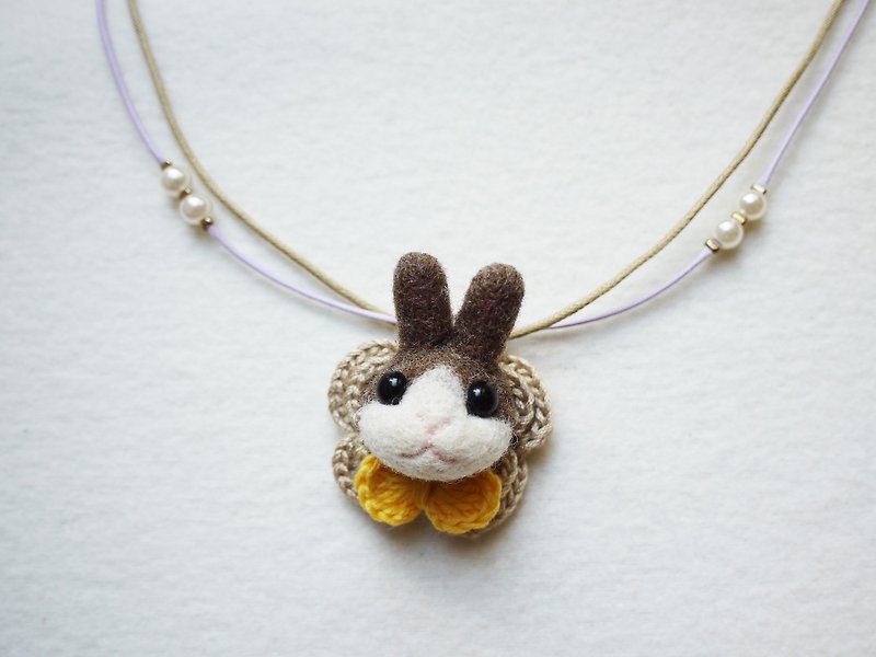 Petwoolfelt - Needle-felted brown rabbit 2-ways accessories (necklace + brooch) - Necklaces - Wool Brown