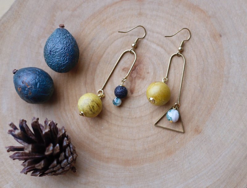 Natural wind strawberry aroma || || gold Phoebe / Russia jade / volcanic Stone/ geometric Bronze Dangle Earrings - ต่างหู - คริสตัล สีเขียว