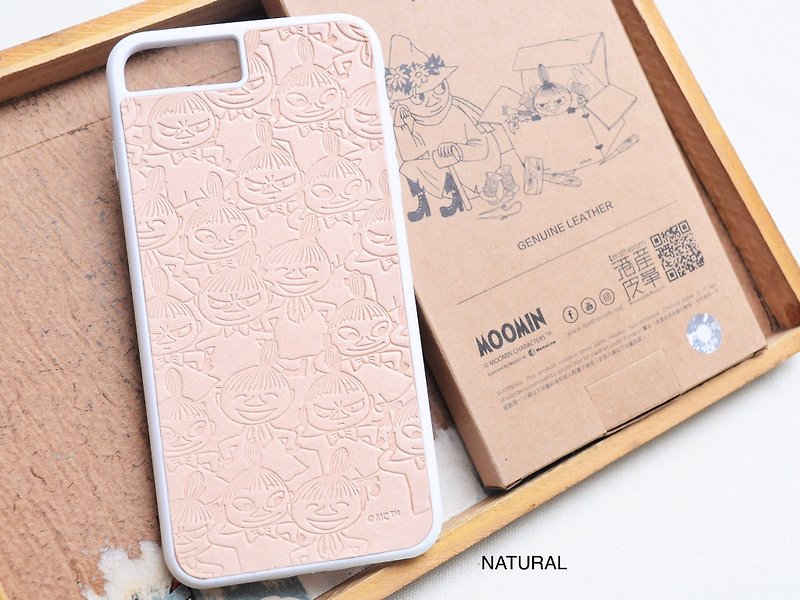 MOOMINx Hong Kong-made leather Ami mobile phone case material package for iPhone officially authorized - เครื่องหนัง - หนังแท้ สีกากี