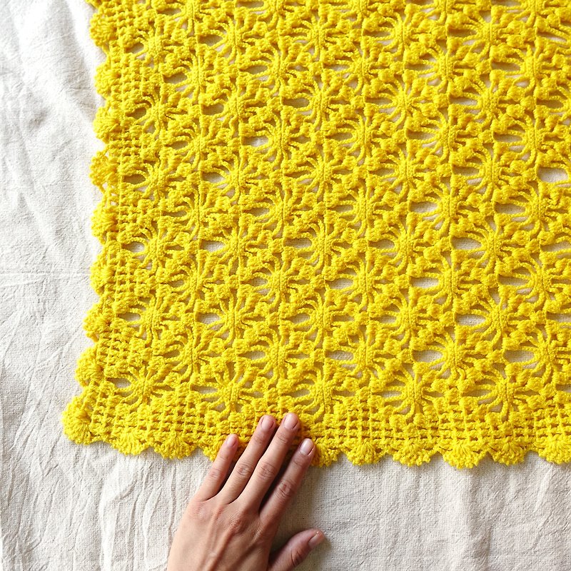 BajuTua /暖暖老物/ 連續的黃 花朵滿滿手鉤蕾絲墊 - 餐桌布/桌巾/餐墊 - 聚酯纖維 黃色