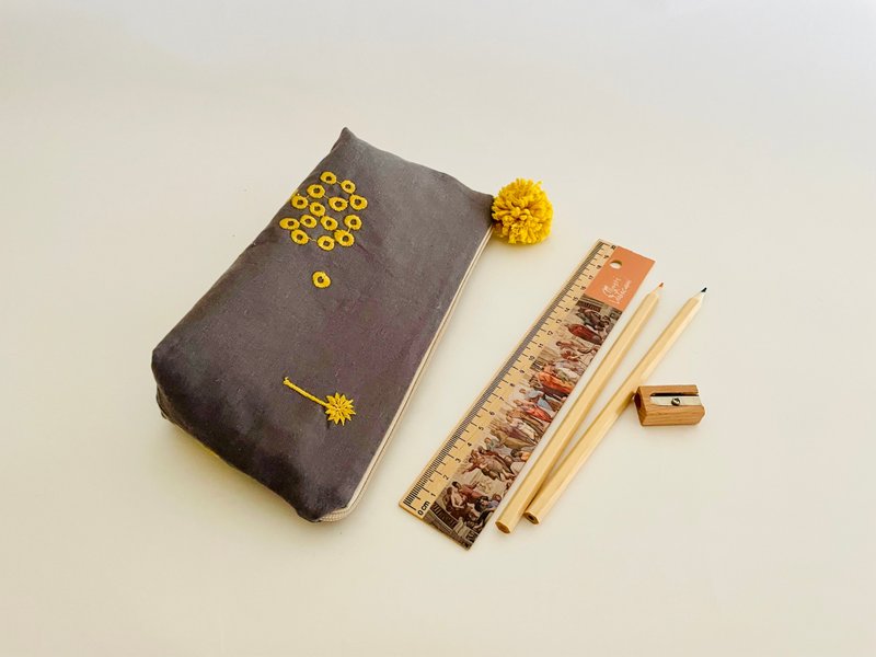 古家 刺繡。筆袋 化妝包 手機袋。內袋4格。加大版 - 化妝包/收納袋 - 棉．麻 銀色