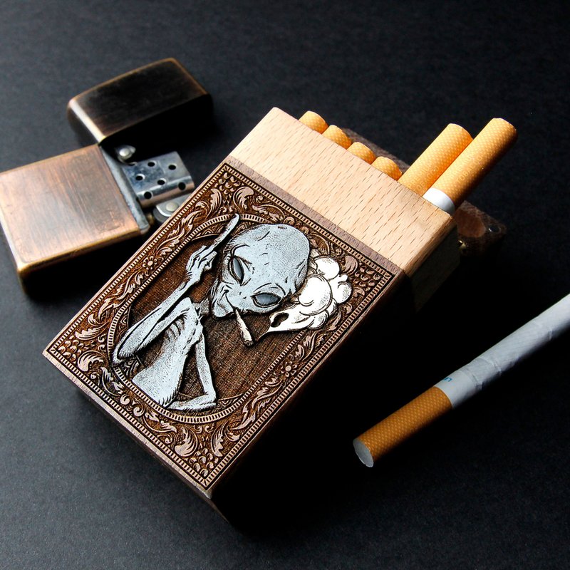 Alien -  Cigarette case laser engraved + hand painting, 10 slot cigarette - อื่นๆ - ไม้ สีนำ้ตาล
