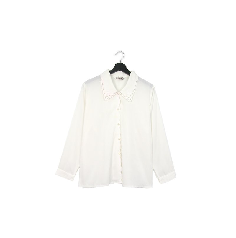 Back to Green:: Japanese and silky white shirt pearl / / vintage shirt - เสื้อเชิ้ตผู้หญิง - ผ้าไหม 