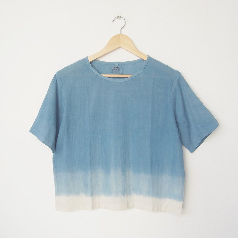 linnil: Indigo shade short-sleeve shirt - เสื้อผู้หญิง - ผ้าฝ้าย/ผ้าลินิน สีน้ำเงิน