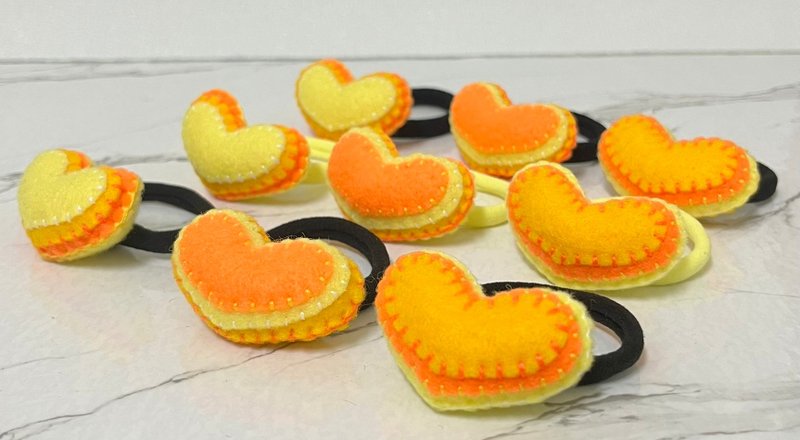 手作不織布髮飾/髮束/髮圈-簡約愛心造型 - 髮夾/髮圈 - 其他人造纖維 多色