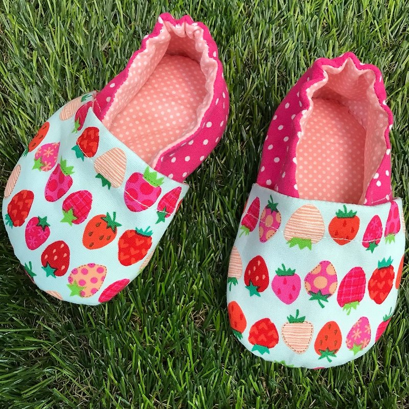 Rows of strawberries - toddler shoes. Baby shoes - รองเท้าเด็ก - ผ้าฝ้าย/ผ้าลินิน สีแดง