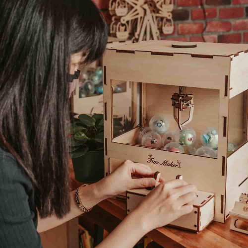 Fun-Maker設計 【DIY手作禮物】木製電動夾娃娃機 - 送20顆扭蛋 贈客製化文字