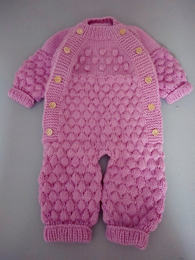 ベビージャンプスーツの編み物パターン、3〜6か月、英語でのpdf指導 - ロンパース - ウール ピンク
