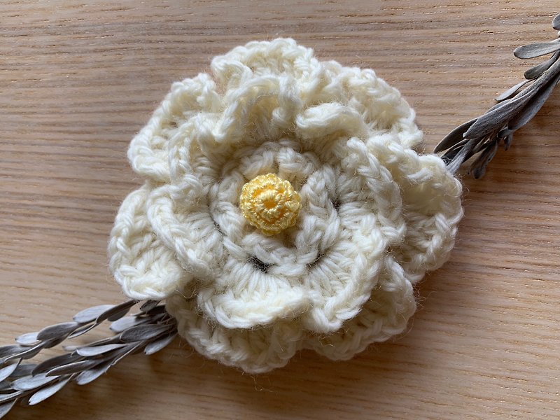 Hand-woven small flower pins, small flower brooches, bag decorations - เข็มกลัด - ขนแกะ 