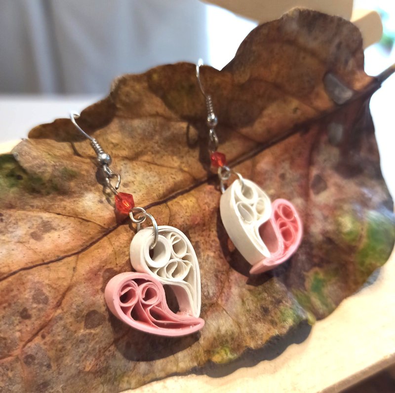 紙工藝 衍紙 捲紙 手作飾品—掛心 / 粉色 - 耳環/耳夾/耳骨夾 - 紙 粉紅色