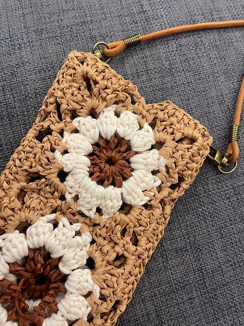 chill.crochet.life 啡色系祖母格手機包 草編包 可客制背帶顏色