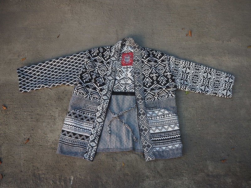 AMIN'S SHINY WORLD手工定制幾何黑白民族拼接罩衫KIMONO外套大衣(限量一件) - 外套/大衣 - 棉．麻 黑色