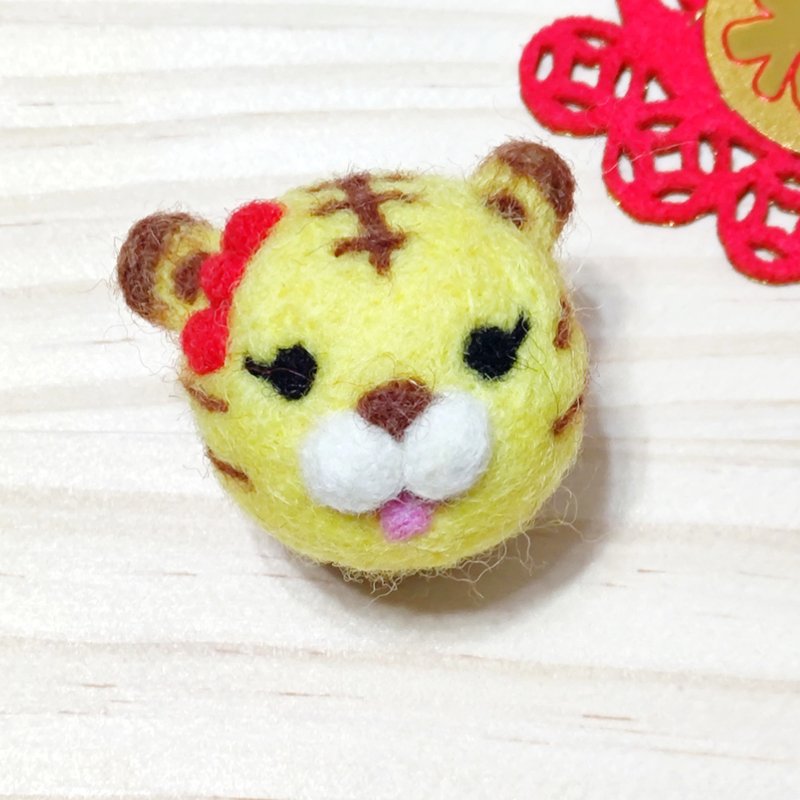 可愛小老虎妹妹-羊毛氈 鑰匙圈、別針、吊飾、擺飾 - 鑰匙圈/鑰匙包 - 羊毛 黃色