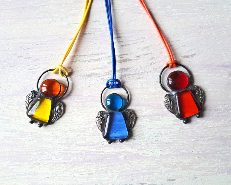 Stained glass Angel pendant, fused glass jewelry, necklace - สร้อยคอ - แก้ว หลากหลายสี