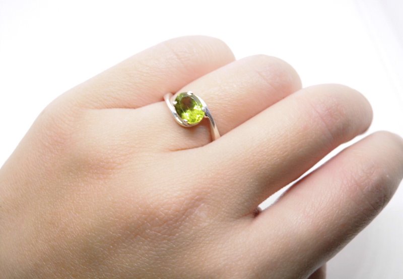 橄欖石純銀曲線戒指 尼泊爾手工鑲嵌製作 - 戒指 - 寶石 綠色