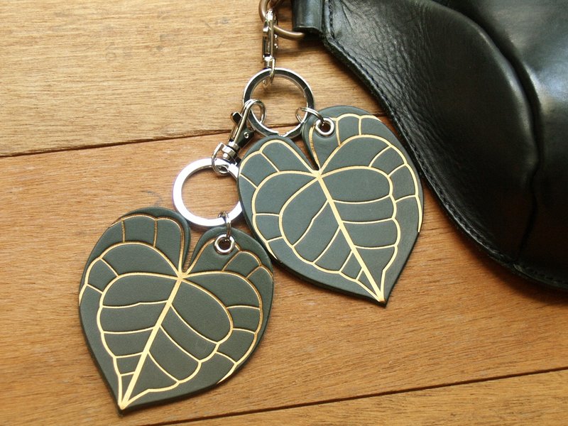 Leather Key Chain - Plant Leaf Clarinervium ( Custom Letter ) - ตกแต่งต้นไม้ - หนังแท้ สีเขียว