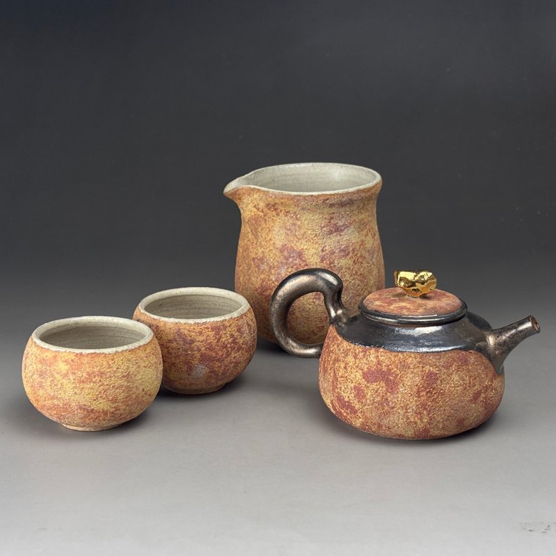 Good times and beautiful utensils | Taiwanese pottery writer Zhou Shengjun's mud teapot set, one pot, two cups and one sea of ​​tea - ถ้วย - ดินเผา สีทอง