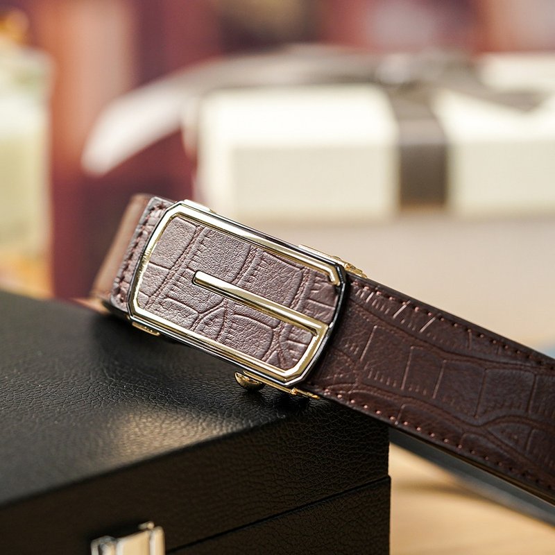 【FREED】字母造型仿鱷魚紋真皮自動皮帶 - 金棕 - 皮帶/腰帶 - 真皮 黑色