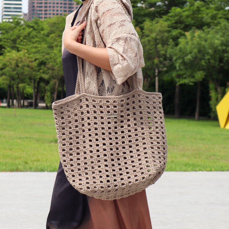 Holiday Style Waffle Hollow Woven Bag (Milk Tea) - กระเป๋าถือ - ผ้าฝ้าย/ผ้าลินิน สีกากี