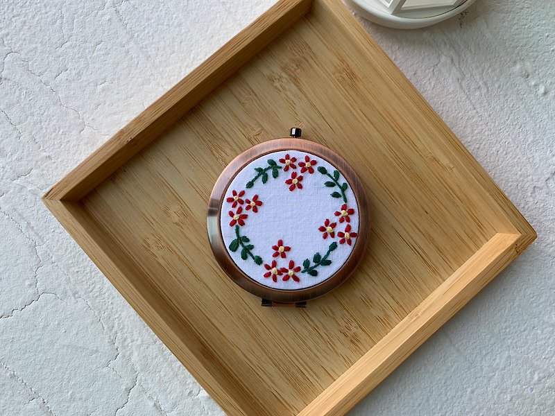 Embroidered portable mirror/embroidered wreath portable mirror - Makeup Brushes - Thread White