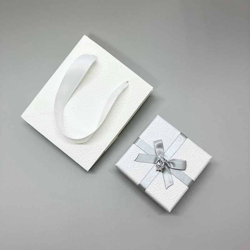 獨家訂製白色美術紙 質感緞帶+水鑽 可加購 可單獨購買 - 其他 - 紙 白色