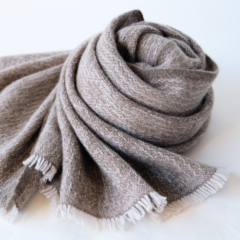 Cashmere Hand-woven 100% cashmere stole [Miohana 02] - ผ้าพันคอถัก - วัสดุอื่นๆ สีนำ้ตาล