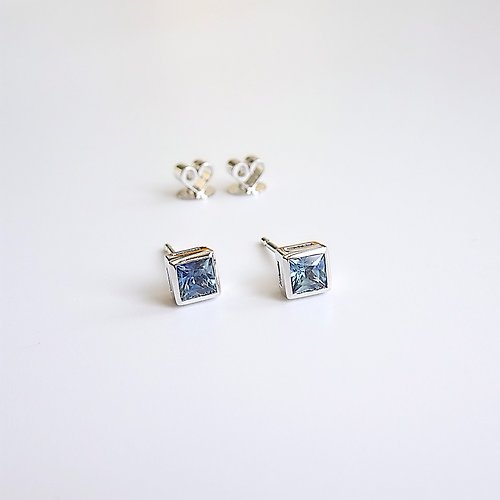Joyce Wu Handmade Jewelry 限量現貨 - 天然藍寶石方形切割包鑲純 18K 白金耳環 0.558 ct
