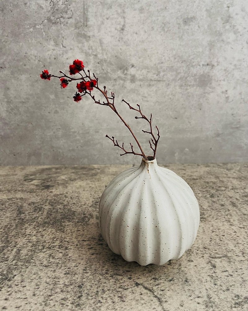 Fenyi Series－White Fen Petal-shaped Ceramic Flower Vessel - เซรามิก - ดินเผา 