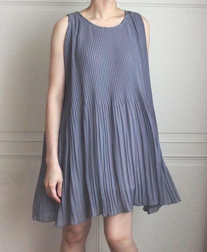 Vintage pleated sleeveless dress Goods - Women's Tops - Other Materials 