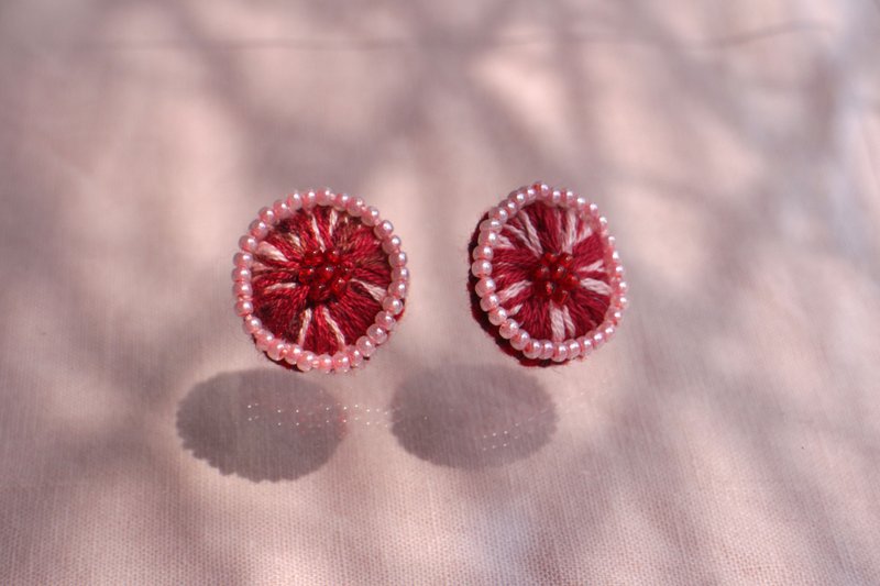 刺繡耳環 004 紅石榴 / 耳針款 - 耳環/耳夾/耳骨夾 - 繡線 紅色