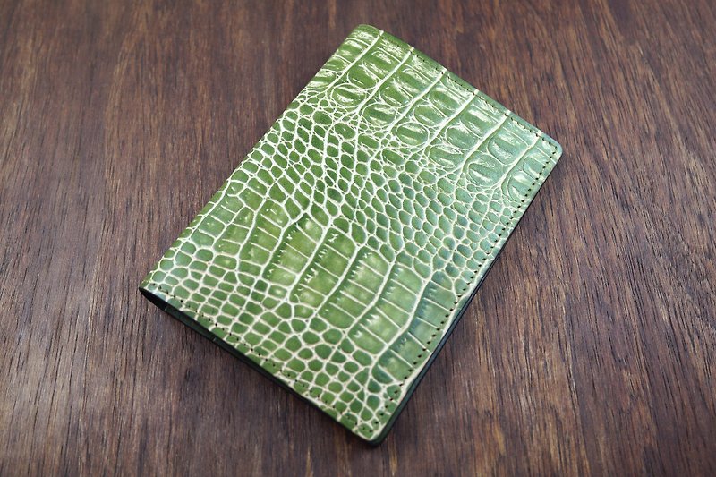APEE皮手工~護照夾~鱷魚皮紋漸層墨綠 - 護照夾/護照套 - 真皮 綠色