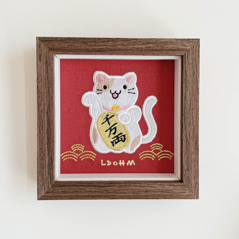 【招財貓】棕斑白貓 刺繡畫|實木|錢財幸福到來 - 相框/畫框 - 棉．麻 紅色