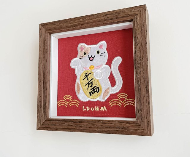 招き猫】ブラウンの斑点のある白い猫の刺繍画｜無垢材｜お金と幸せが